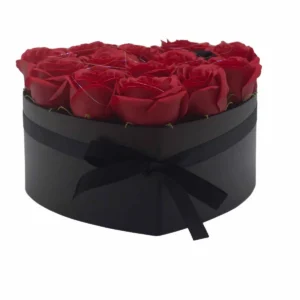 Presenttvålblomsterbukett med 13 röda rosor i hjärtformad ask - produktbild 7