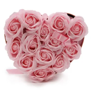 Hjärtformad ask med 13 rosa tvåltillverkade rosor arrangerade som en bukett