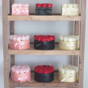 Presenttvålblomsterbukett med 13 rosa rosor i hjärtformad ask - produktbild 10