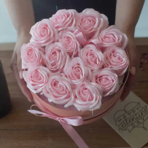 Presenttvålblomsterbukett med 13 rosa rosor i hjärtformad ask - produktbild 4