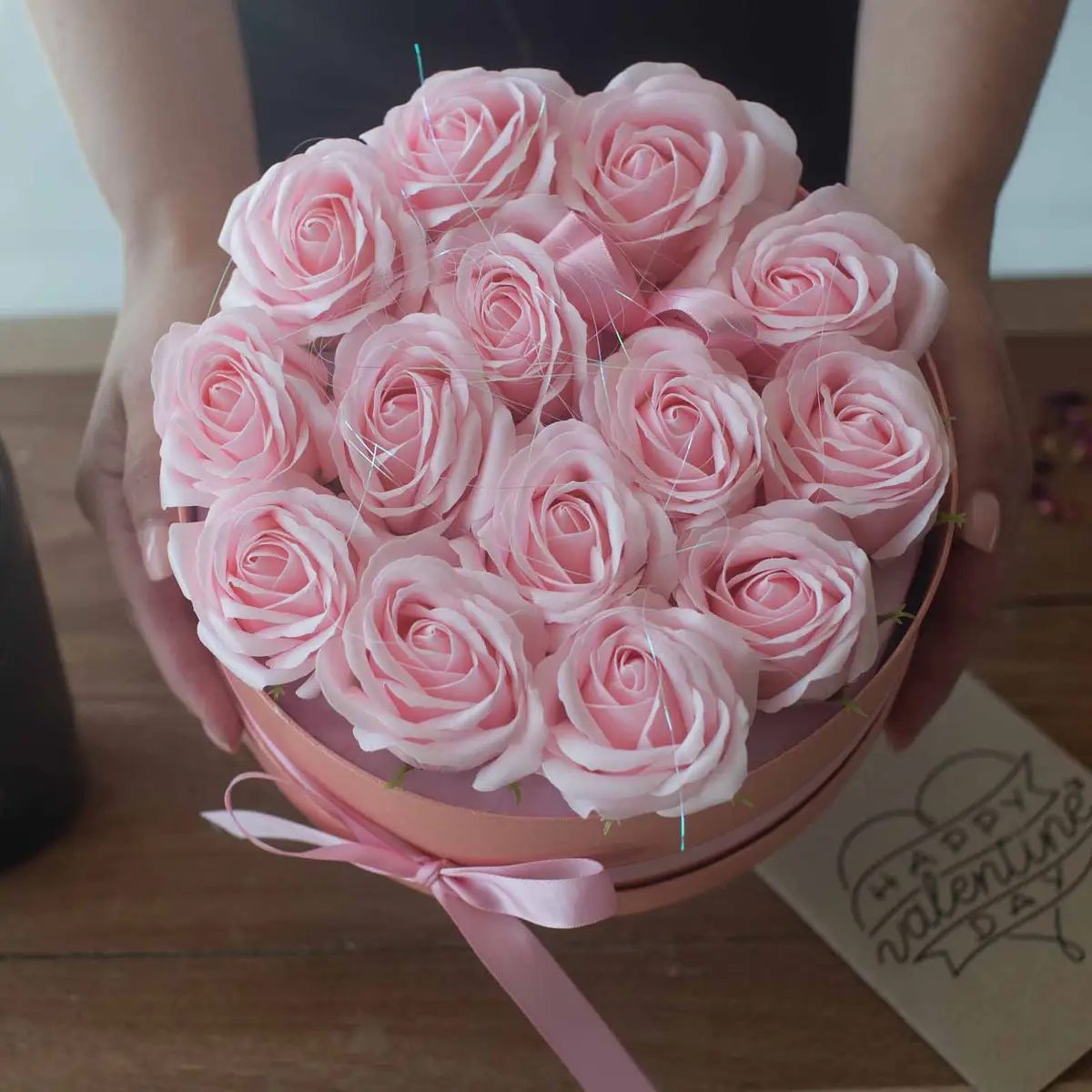 Presenttvålblomsterbukett med 13 rosa rosor i hjärtformad ask - produktbild 4