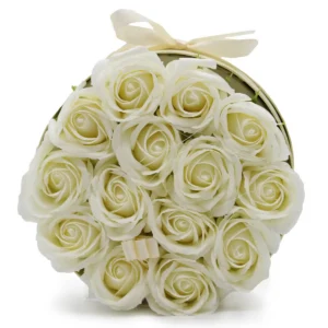 Rund presenttvålblomsterbukett med 14 krämvita rosor i elegant ask