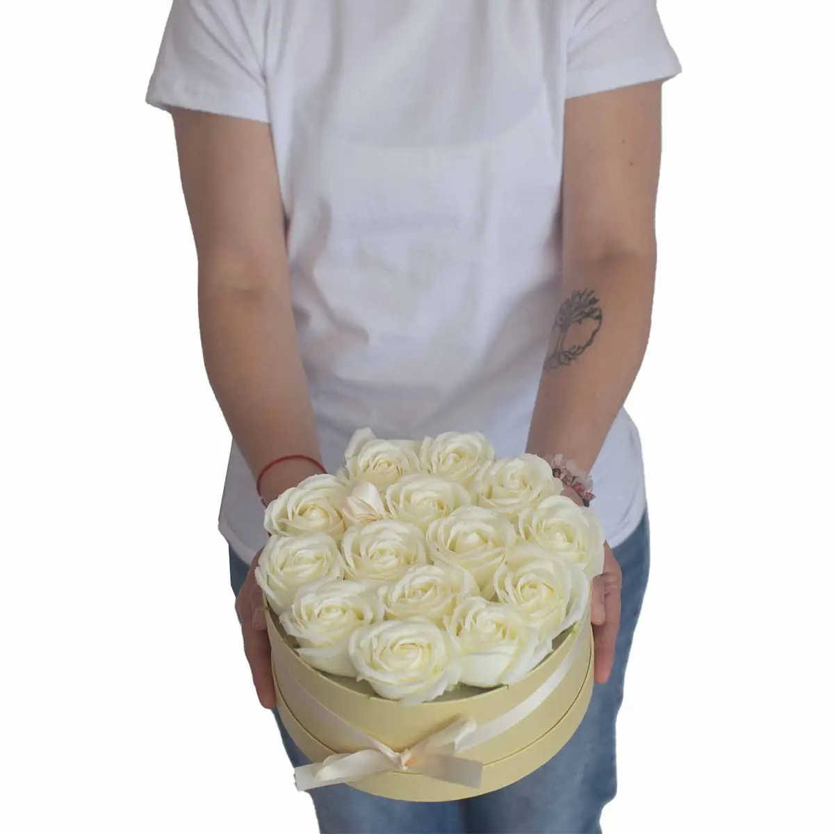 Presenttvålblomsterbukett med 14 krämvita rosor, rund - produktbild 9