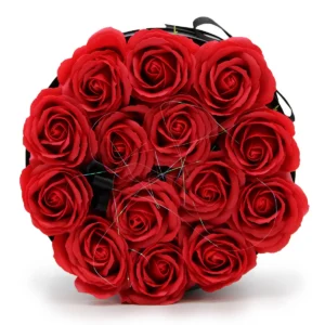 Rund presenttvålblomsterbukett med 14 röda rosor i elegant förpackning