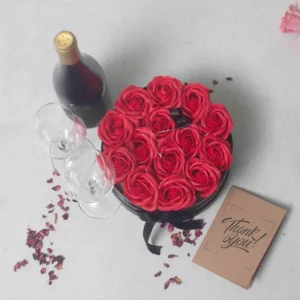 Presenttvålblomsterbukett med 14 röda rosor i rund form - produktbild 8
