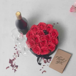 Presenttvålblomsterbukett med 14 röda rosor i rund form - produktbild 9