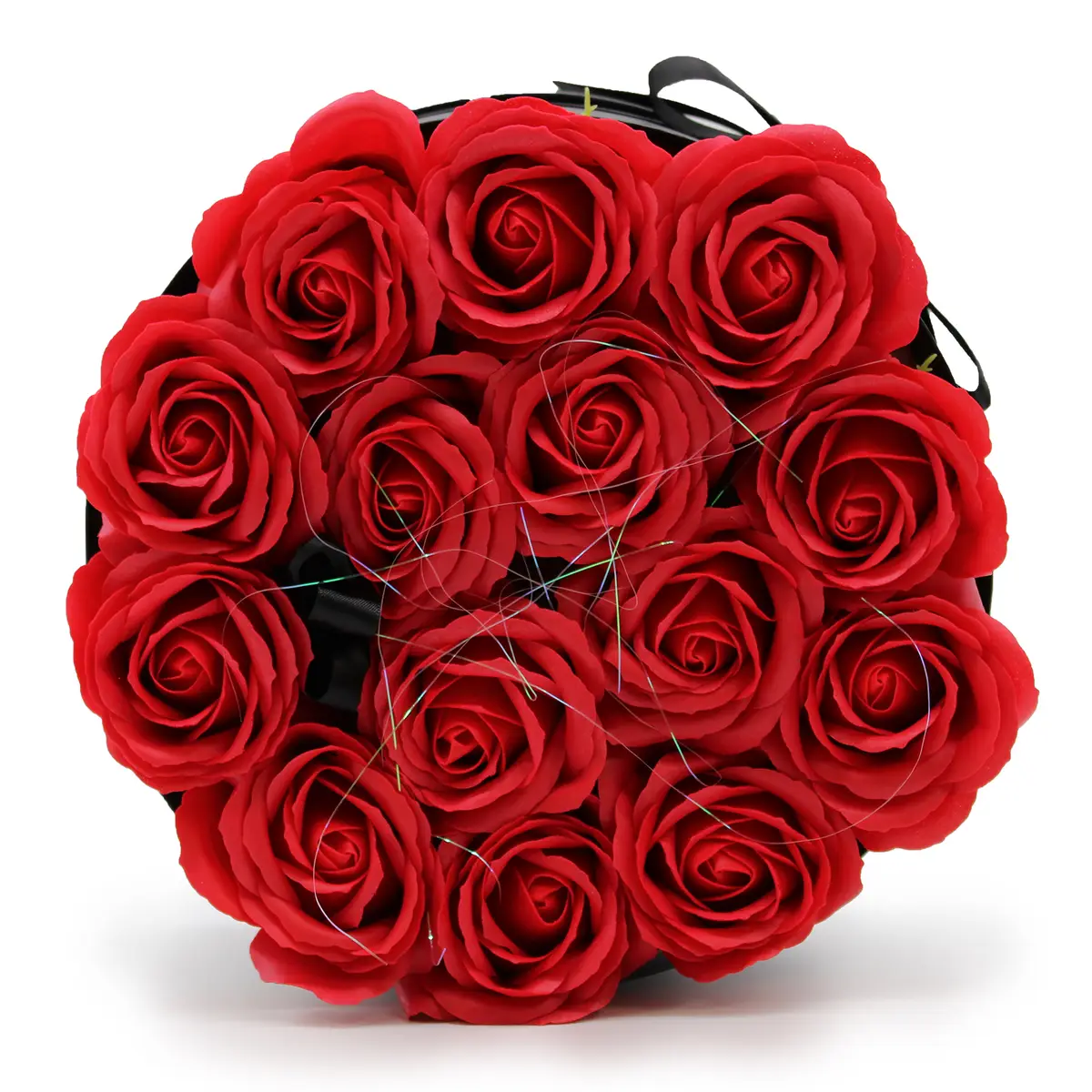 Rund presenttvålblomsterbukett med 14 röda rosor i elegant förpackning