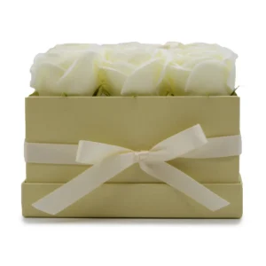 Presenttvålblomsterbukett med 9 krämfärgade rosor i fyrkantig ask - produktbild 2