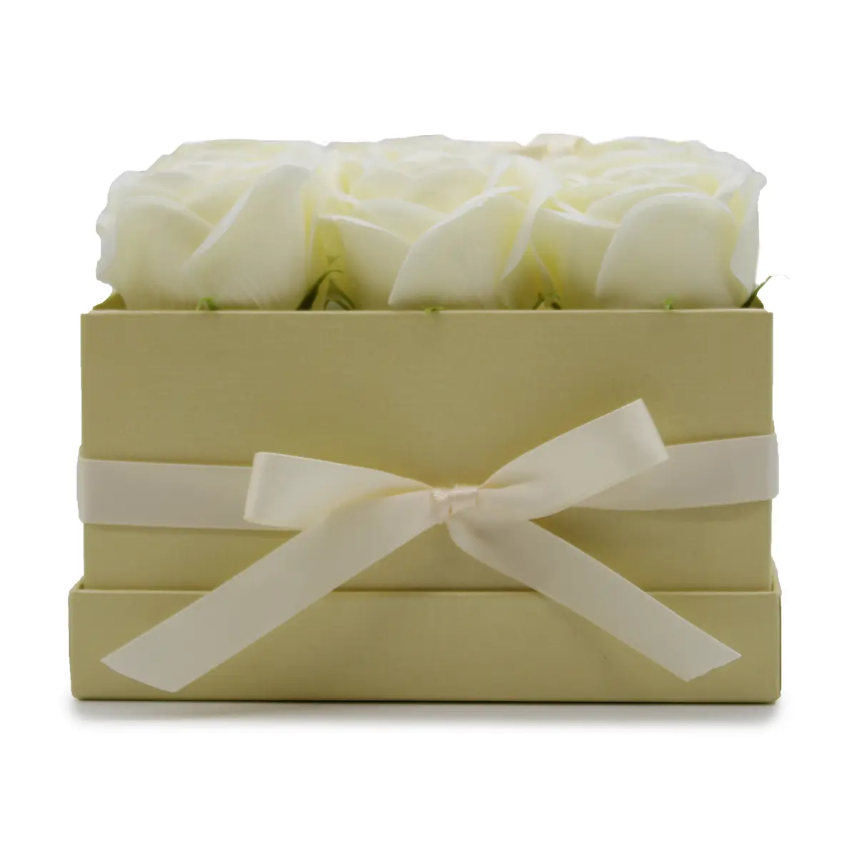 Presenttvålblomsterbukett med 9 krämfärgade rosor i fyrkantig ask - produktbild 2