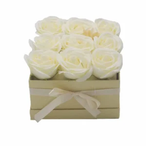 Presenttvålblomsterbukett med 9 krämfärgade rosor i fyrkantig ask - produktbild 5