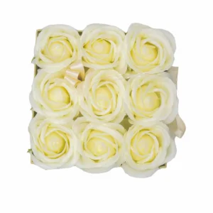Presenttvålblomsterbukett med 9 krämfärgade rosor i fyrkantig ask - produktbild 6