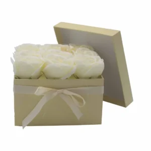 Presenttvålblomsterbukett med 9 krämfärgade rosor i fyrkantig ask - produktbild 8