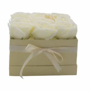Presenttvålblomsterbukett med 9 krämfärgade rosor i fyrkantig ask - produktbild 9