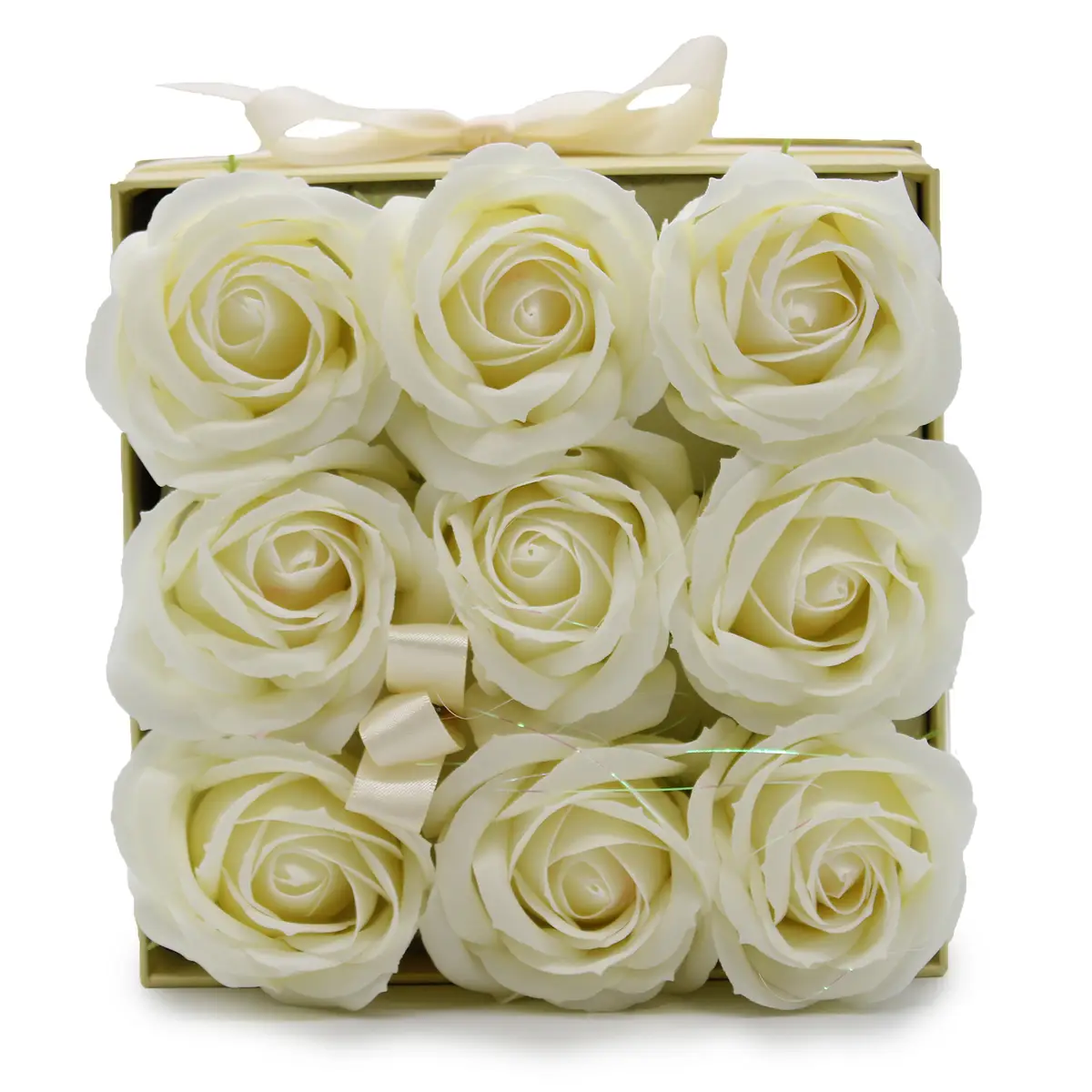 Nio krämfärgade tvålblommor formade som rosor i en fyrkantig ask med rosett