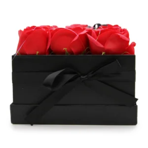 Presenttvålblomsterbukett med 9 röda rosor i fyrkantig ask - produktbild 10