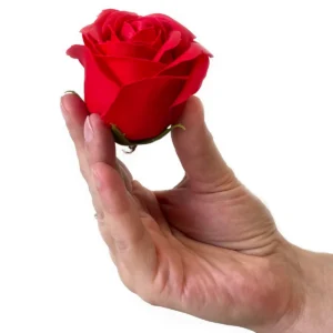 Presenttvålblomsterbukett med 9 röda rosor i fyrkantig ask - produktbild 3