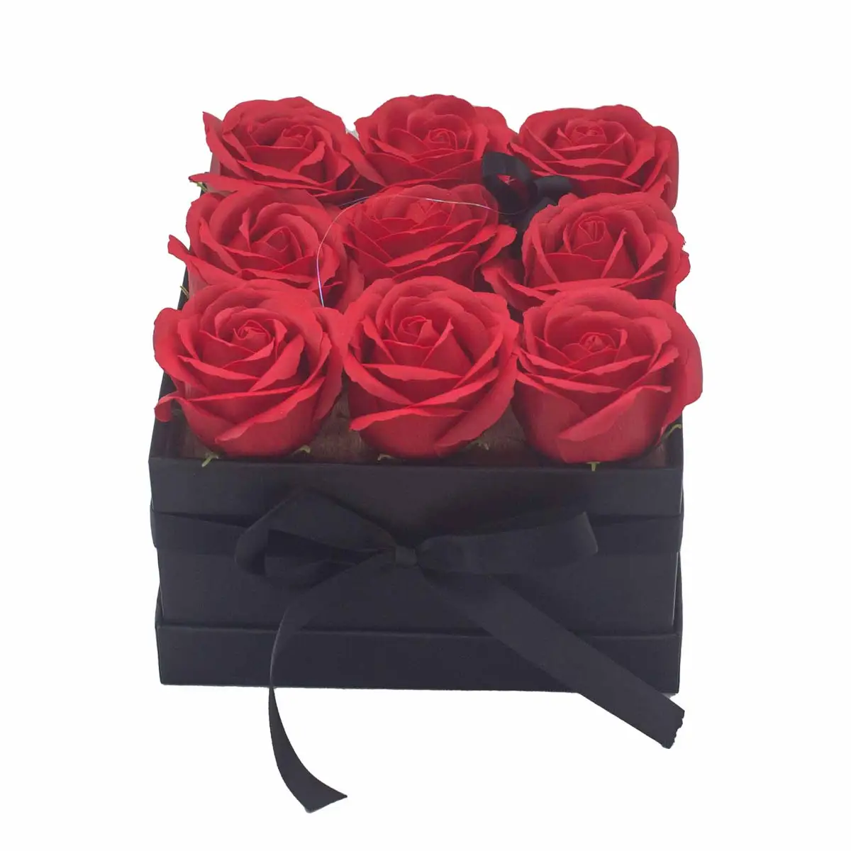 Presenttvålblomsterbukett med 9 röda rosor i fyrkantig ask - produktbild 5