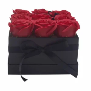 Presenttvålblomsterbukett med 9 röda rosor i fyrkantig ask - produktbild 6