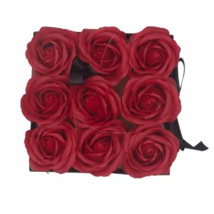 Presenttvålblomsterbukett med 9 röda rosor i fyrkantig ask - produktbild 8