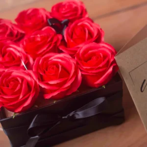 Presenttvålblomsterbukett med 9 röda rosor i fyrkantig ask - produktbild 9