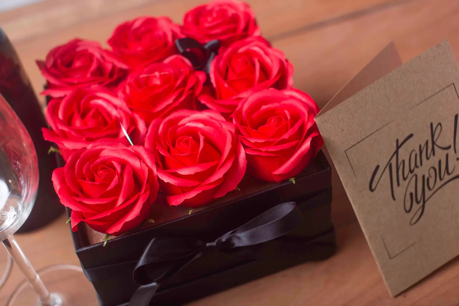 Presenttvålblomsterbukett med 9 röda rosor i fyrkantig ask - produktbild 9