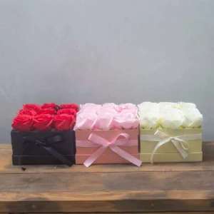 Presenttvålblomsterbukett med 9 rosa rosor i fyrkantig ask - produktbild 3