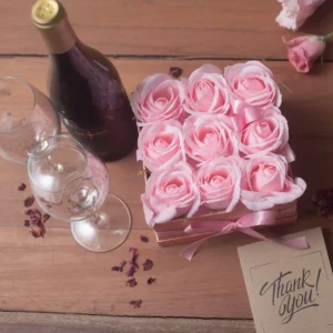 Presenttvålblomsterbukett med 9 rosa rosor i fyrkantig ask - produktbild 5