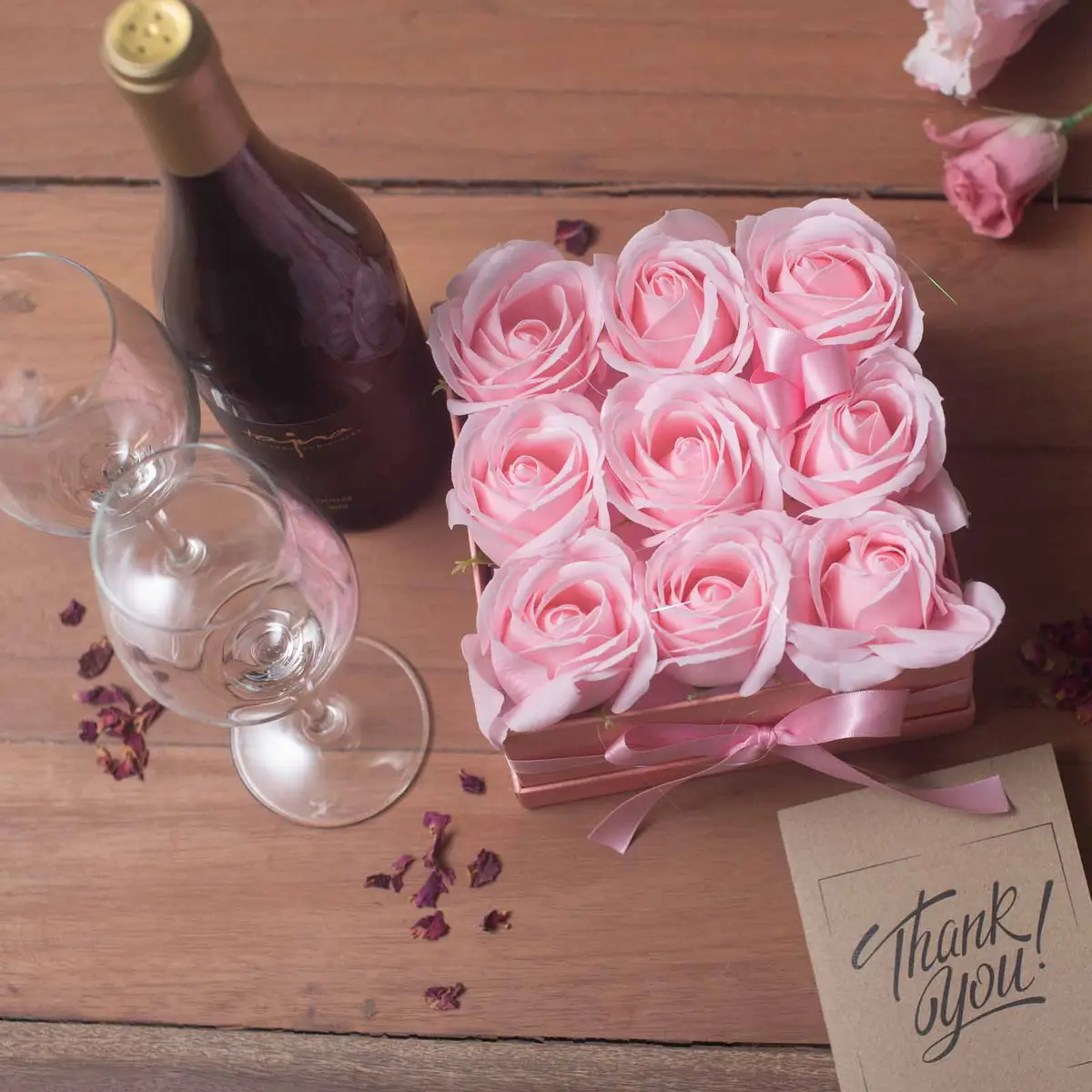 Presenttvålblomsterbukett med 9 rosa rosor i fyrkantig ask - produktbild 5