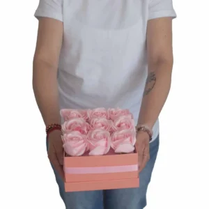 Presenttvålblomsterbukett med 9 rosa rosor i fyrkantig ask - produktbild 6