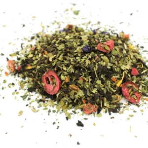Löst pu-erh te med torkade blad och bär i en hög på vit bakgrund