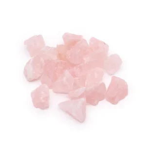 Råa rosenkvarts kristaller i mjuk rosa färg på vit bakgrund