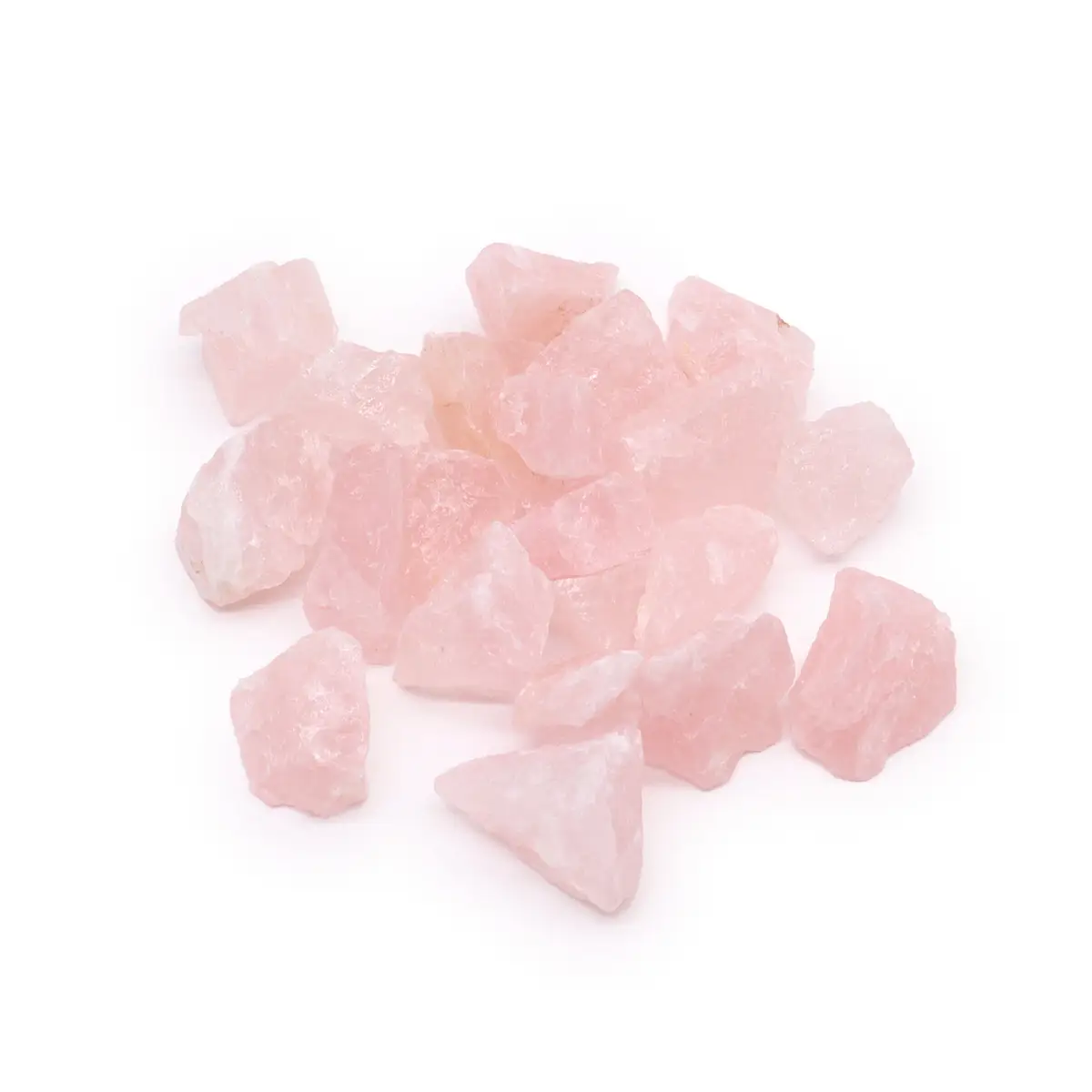 Råa rosenkvarts kristaller i mjuk rosa färg på vit bakgrund