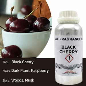 Flaska med ren doftolja Black Cherry 500 ml och skål med svarta körsbär