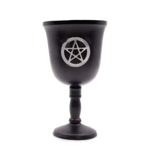 Svart järnbägare med pentagram i silverfärg på framsidan