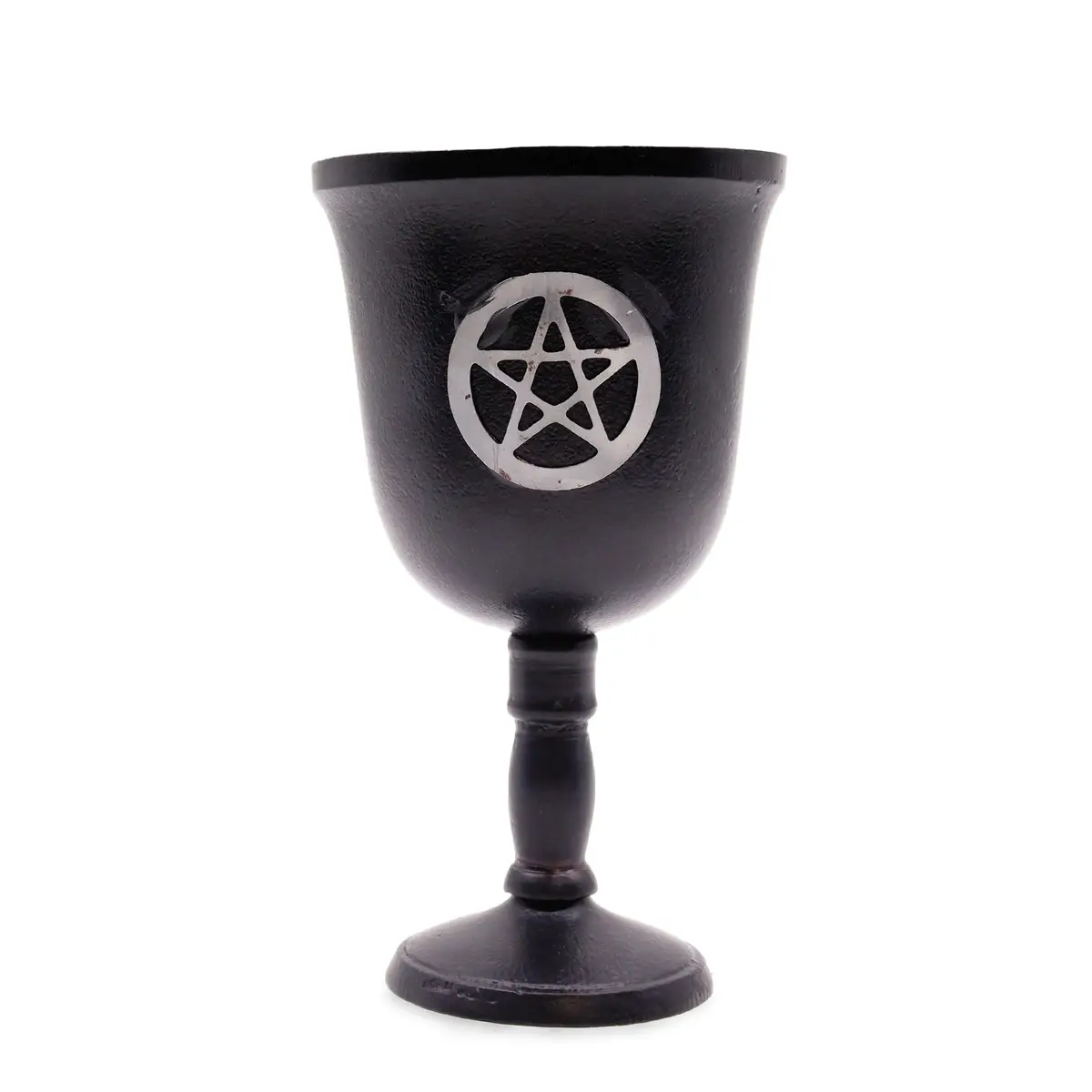 Svart järnbägare med pentagram i silverfärg på framsidan