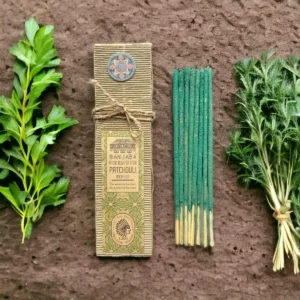 Förpackning med ritualhartser på pinne och gröna rökelsestickor med patchoulidoft
