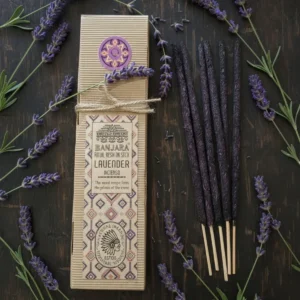 Förpackning med ritualhartspinnar och lavendelblommor på träbord
