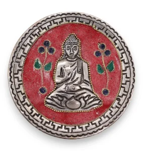 Rund röd aluminium rökelsehållare med detaljerad Buddhafigur och dekorativa blommor