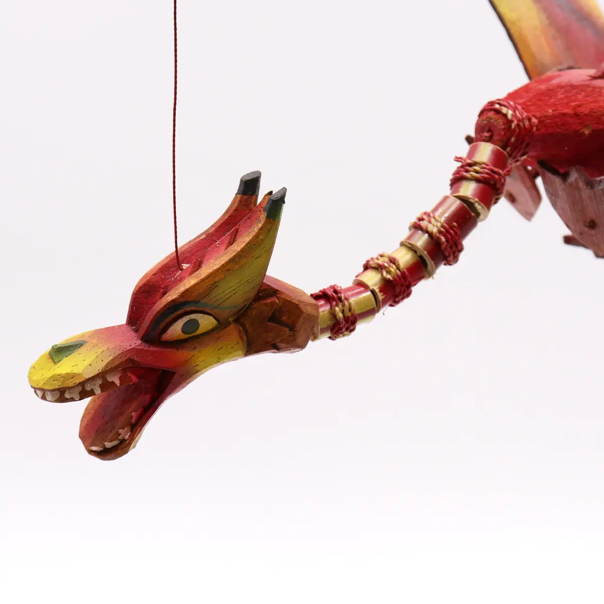 Röd kokosdrake vindspel 37 cm - produktbild 4