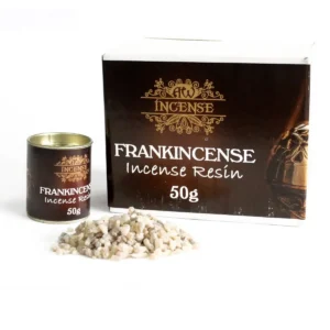 Burk och förpackning med frankincense rökelseharts samt lösa hartsbitar framför
