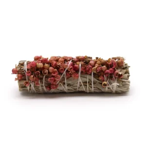 Rökelsesticka med vit salvia och röda pirulfrön på vit bakgrund