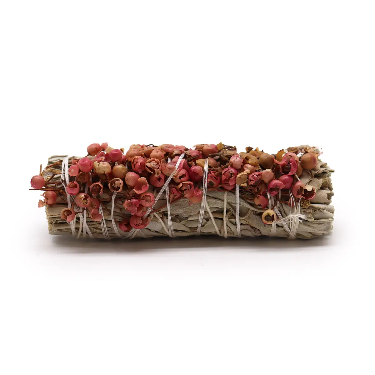 Rökelsesticka med vit salvia och röda pirulfrön på vit bakgrund
