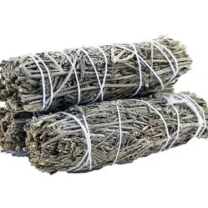 Två buntar med rökelsestickor av lavendel och salvia bundna med snöre