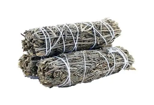 Två buntar med rökelsestickor av lavendel och salvia bundna med snöre