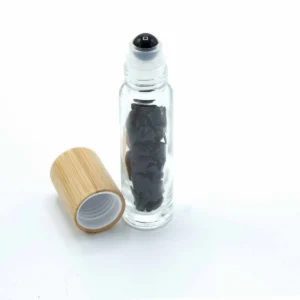Rollerflaska med svart turmalin och trälock för 5 ml eterisk olja - produktbild 4