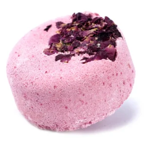 Rosa badbomb med torkade rosblad på toppen