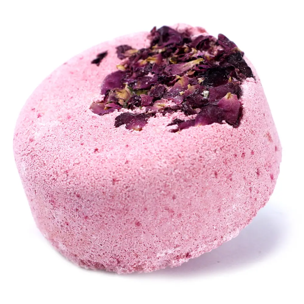 Rosa badbomb med torkade rosblad på toppen