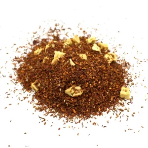 Löst rooibos te med bitar av äpple och kanel på vit bakgrund