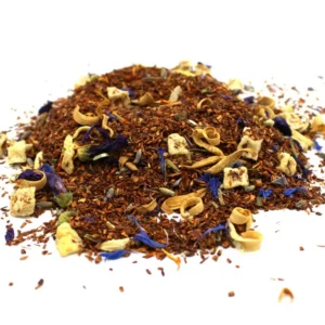 Lös rooibos örtteblandning med lavendel, äppelbitar och apelsinskal på vit bakgrund