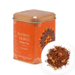 Orange burk med rooibos-te Four Kingdoms och närbild på teblad med äppelbitar och kryddor